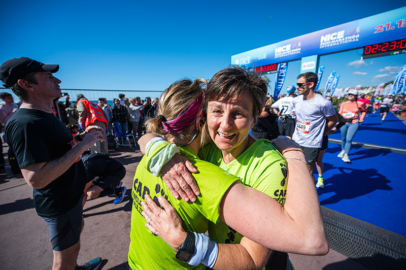 Arrivée Semi de Nice 2024 - accolade de 2 femmes